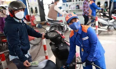 Giá dầu thế giới vượt 110 USD: Kịch bản nào cho giá xăng trong nước?