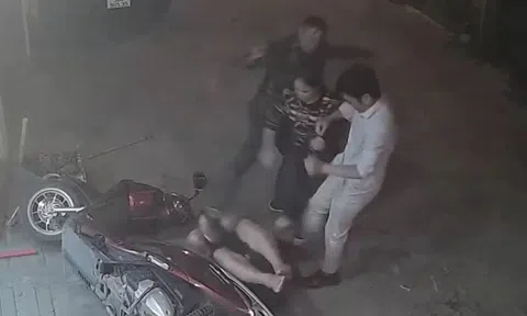 Người đàn ông bị 3 người kéo từ trong nhà ra ngoài đánh