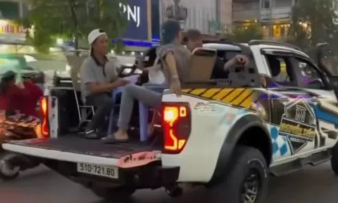 Tước bằng tài xế chở nhóm người ăn uống trên thùng xe bán tải ở TP.HCM