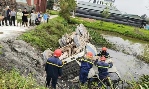 Giải cứu tài xế mắc kẹt trong xe trộn bê tông lật xuống ao