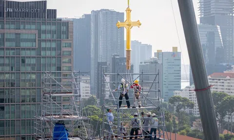 Cận cảnh đưa hai Thánh giá 400 kg mạ vàng lên Nhà thờ Đức Bà