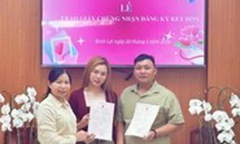 Xã Bình Lợi trao giấy chứng nhận kết hôn cho cặp đôi Việt - Mỹ nhân Ngày Quốc tế hạnh phúc