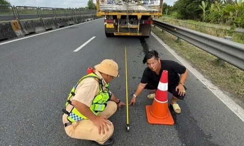 Cẩn thận bị phạt vì đặt cảnh báo khi dừng xe khẩn cấp trên cao tốc