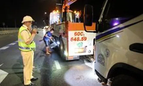 Tuần tra xuyên đêm trên cao tốc