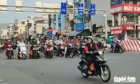 Chờ đèn đỏ 30 giây mà cứ nhích lên, bóp kèn inh ỏi, sao khó kiên nhẫn vậy?