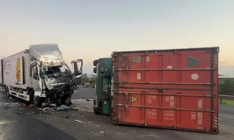 Xe tải và container va chạm trên quốc lộ: 1 người tử vong