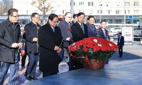Thủ tướng dâng hoa tại Tượng đài Chủ tịch Hồ Chí Minh ở Moscow