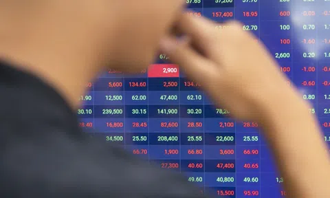 Gần 700 cổ phiếu 'đỏ lửa', VN-Index thủng đáy năm 2026