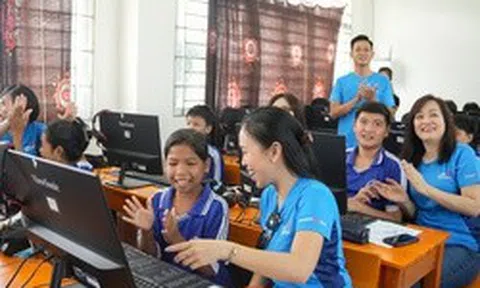 UOB Việt Nam trao tặng 3 phòng máy vi tính cho hơn 2000 học sinh vùng sâu tại An Giang