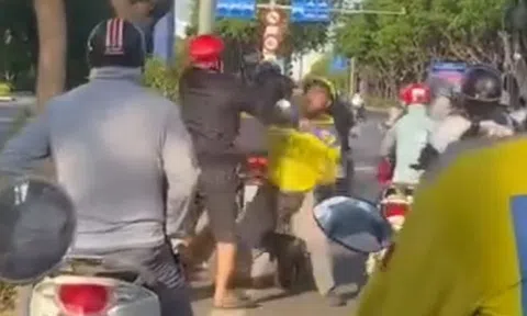 Ẩu đả sau va chạm giao thông giữa ngã tư ở TP.HCM