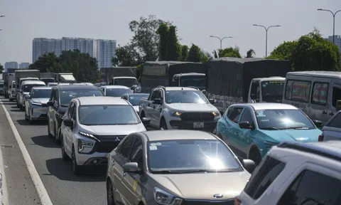 Nhiều tuyến đường ở Thủ Thiêm kẹt cứng trong sáng thứ hai