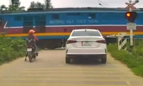 Hai nữ sinh liều lĩnh vượt gác chắn khi tàu lao tới