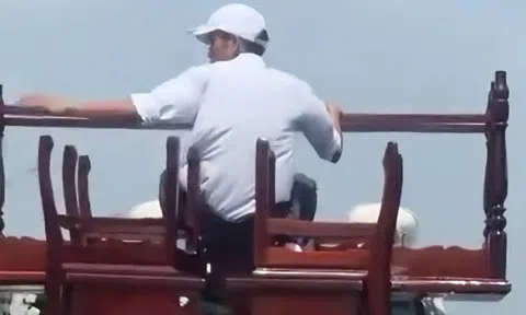 Phạt tài xế xe biển xanh chở người ngồi chênh vênh trên xe