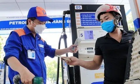 Bộ Tài chính đề xuất giảm thuế bảo vệ môi trường 1.000 đồng/lít xăng