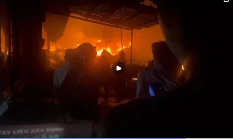 Cháy lớn ven sông Vàm Đầm, hơn 10 căn nhà bị thiêu rụi