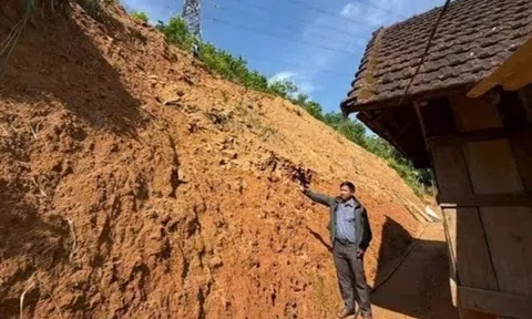 Hơn chục nghìn khối đất đá 'treo' lơ lửng trên khu dân cư