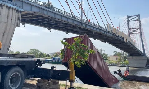 Xử phạt tài xế tàu làm rơi container xuống kênh Chợ Gạo