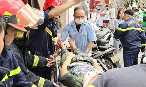 Giải cứu nam thanh niên mắc kẹt trong thang máy chở hàng