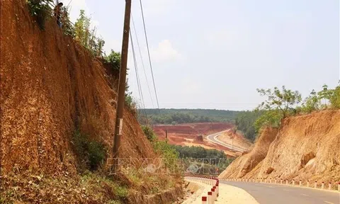 Báo cáo vụ nhà dân cao hơn nền đường 12 m ở Đồng Nai