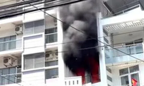 Cháy nhà ở trung tâm Nha Trang, hàng chục cảnh sát được huy động