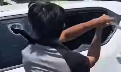 Mâu thuẫn với vợ, người đàn ông đập vỡ kính taxi