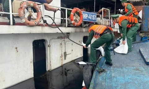 Tàu chở 1.500 tấn cọc bê tông chìm ở cảng quốc tế Long Sơn