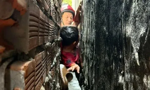 20 phút nghẹt thở cứu bé 9 tuổi kẹt giữa hai khe tường ở TP.HCM