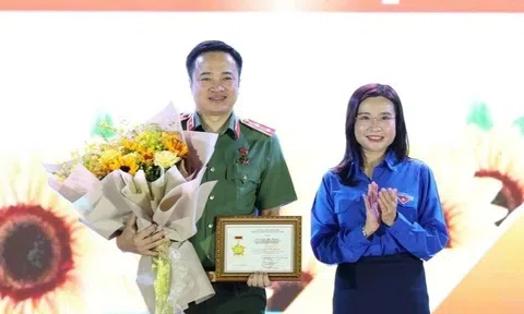 Giám đốc Công an TP.HCM nhận kỷ niệm chương