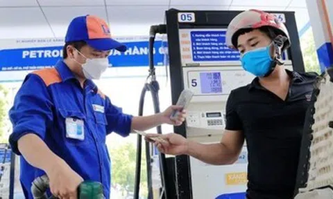 Thị trường xăng dầu liên tiếp nhận tin vui: Giảm thuế, giá RON 95 về ngưỡng 24.000 đồng