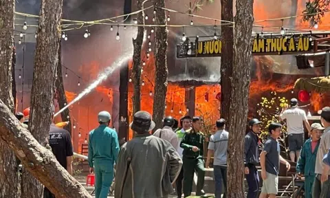 Cháy lớn ở Khu phố đêm Măng Đen