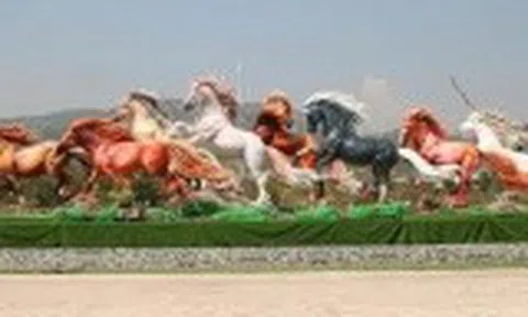 Nghệ nhân "hồi sinh" cụm 8 linh vật ngựa bị phá hoại tại Quảng Trị