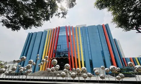 Bất ngờ mục đích sử dụng của công trình xây dựng từ hàng trăm cột bê tông sặc sỡ