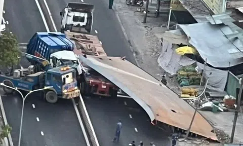 Tấm thép 10 tấn đè nát cabin, tài xế xe rác tử vong tại TP.HCM