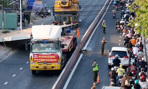 Cửa ngõ TP.HCM ùn tắc vì vụ tấm thép 10 tấn đè nát cabin xe rác
