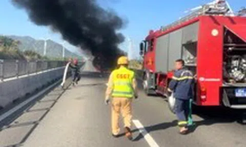 Xe tải bốc cháy trên cao tốc Cam Lâm - Vĩnh Hảo, hàng hóa bị thiêu rụi