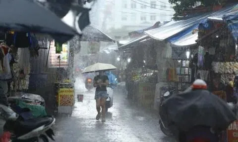 Nhiều khu vực miền Bắc bất ngờ hứng mưa lớn