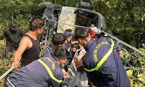 Xe chở khách du lịch rơi xuống vực ở Tam Đảo