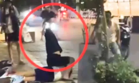 Nam sinh bị nhóm người đi ôtô dùng gậy đánh tới tấp giữa phố Hà Nội