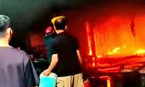 Cháy lớn thiêu rụi 8 ki ốt ở khu vực chợ Bình Giang