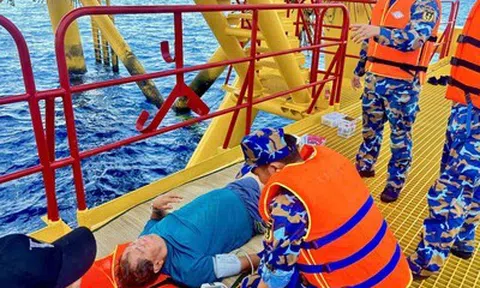 Quân y Nhà giàn DK1 – 11 Vùng 2 Hải quân cứu ngư dân gặp nạn trên biển