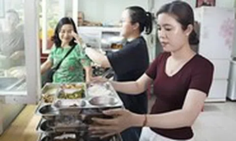 Ăn cơm miễn phí giữa vườn cây trong bệnh viện