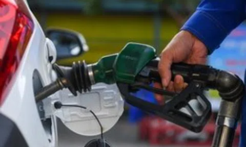 Đề xuất miễn thuế xăng, dầu, nhiên liệu bay đến 30/6/2026