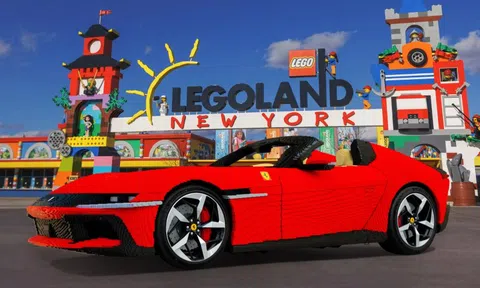 Siêu xe Ferrari 12Cilindri Spider làm từ hơn nửa triệu mẩu LEGO