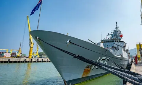 Cận cảnh chiến hạm Australia thăm cảng Tiên Sa