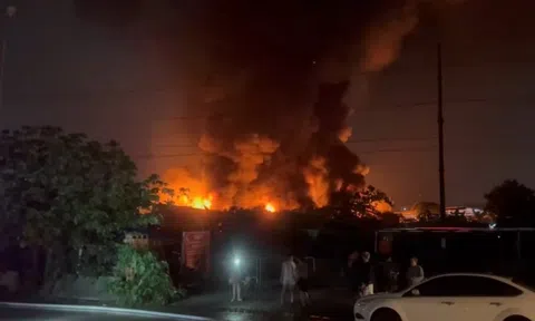 Cháy xưởng gỗ đối diện Bệnh viện K Tân Triều, một người tử vong