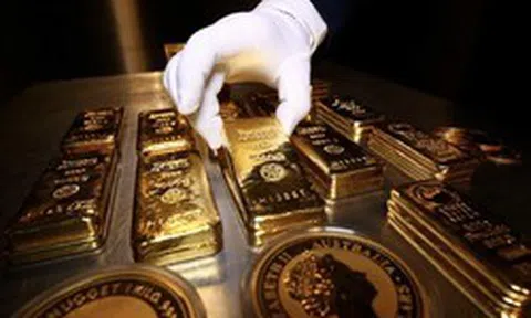 Giá vàng vượt mốc 4.500 USD/oz, một thế lực "xả kho" hàng tấn vàng