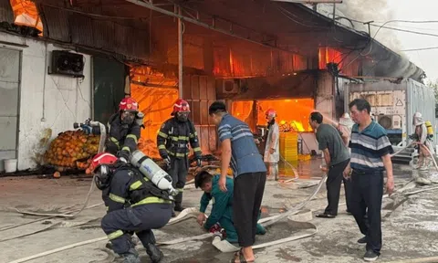 Xưởng bánh kẹo ở Hà Nội cháy lớn