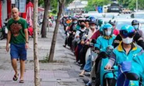 Thói quen mỗi sáng, bỏ vật dụng vào ba lô rồi đi bộ thong dong đến công ty