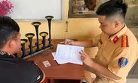 Bấm còi xe khi chờ đèn đỏ chỉ mang tính cảnh báo thôi, sao phải khó chịu?