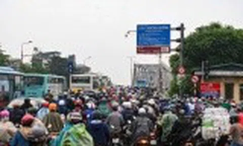 Cầu Long Biên dừng hoạt động, cửa ngõ sang sông Hồng ùn tắc kéo dài